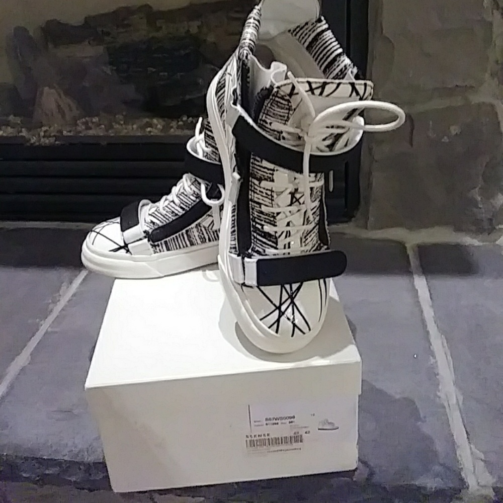 AUTHENTIC..  Exclusive.....Giuseppe Sneakers